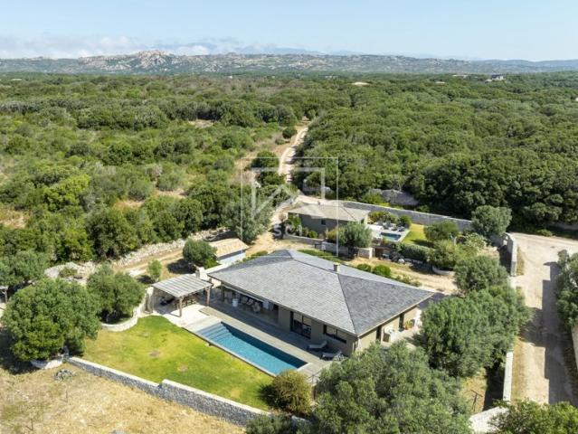 Propriété sur 1 hectare de terrain, Bonifacio