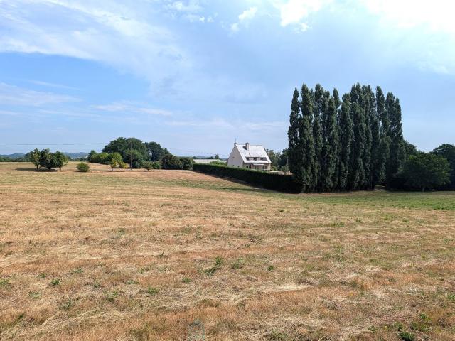 Propriété sur 27 hectares, maison 179 m2, bâtiments de 700 m2 salle de réception et 600 m2 garage