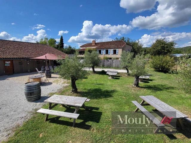 Propriete Sur 2.7 Hect Comprenant Plusieurs Dependances Dont. 150m² Caillac