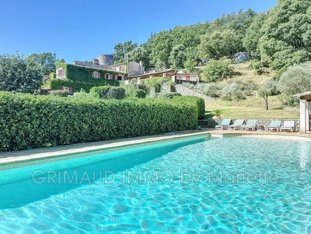 proprieté sur 2,8 Ha avec piscine et 7 chambres