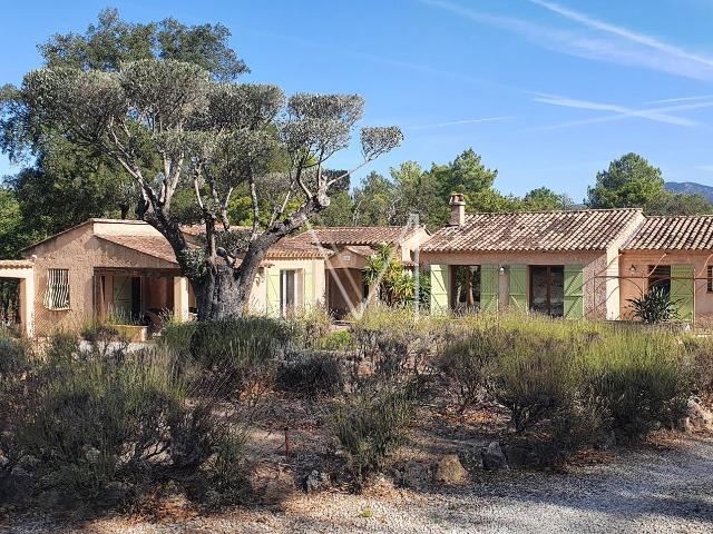 PROPRIETE SUR 3 HECTARES COMPOSEE DE 2 MAISONS DE PLAIN PIED AVEC PISCINE ET GARAGES