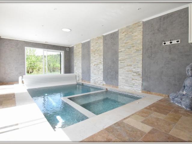 Propriete Peyroules Villa avec piscine intérieure dex hangars forte rentabilité
