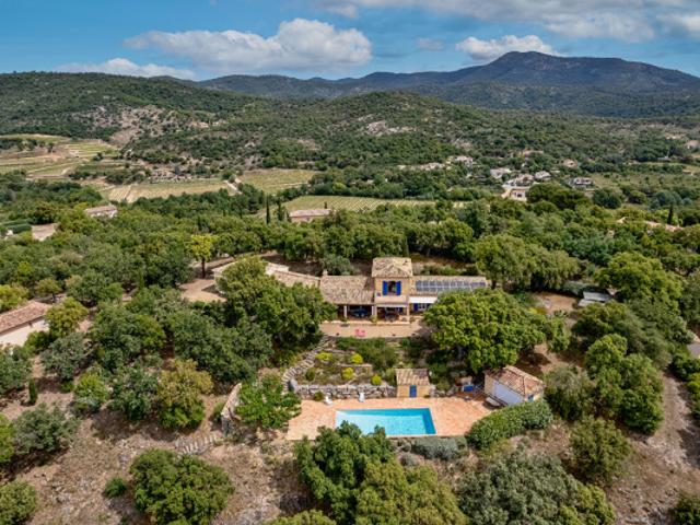 PROPRIÉTÉ PROVENÇALE AVEC VUE PANORAMIQUE, DEPENDANCE ET PISCINE