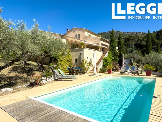 Propriété provençale d’exception avec maison d’amis, oliveraie et vue panoramique