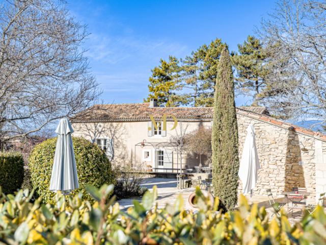 Propriété raffinée avec piscine dans le Luberon