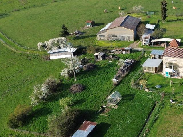 Propriété rare à Gleizé Plus de 150 m2 habitables, dépendances, jardin et 27 000 m2 de terrains agricoles
