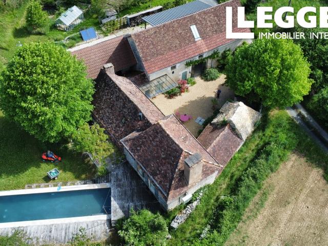 Propriété rare avec cour intérieur et pigeonnier dans un cadre bucolique avec piscine et dépendances