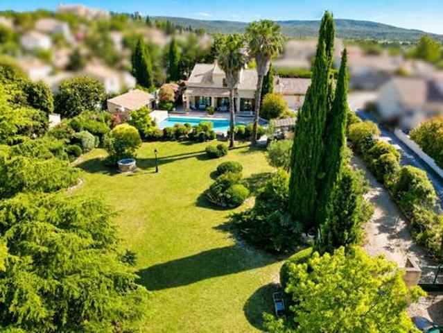 Propriété rare: composée de deux maisons au cœur d'un splendide jardin paysagé