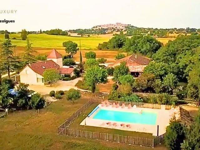 Propriété rare de 8,5 ha avec vue dominante, gîtes, sans cont