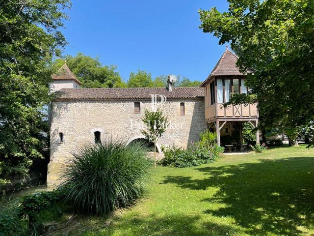 Propriété rare et exceptionnelle: ancien moulin restauré avec dépendance, piscine chauffée et jardin idyllique