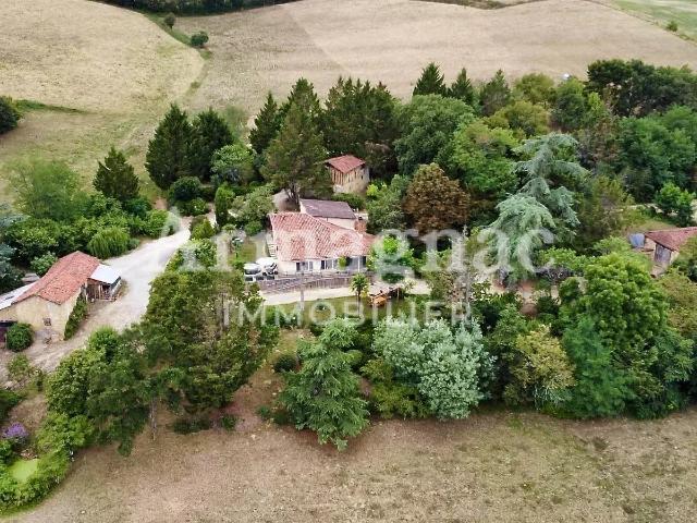 Propriété rénovée avec dépendances et bois 153m² Riguepeu