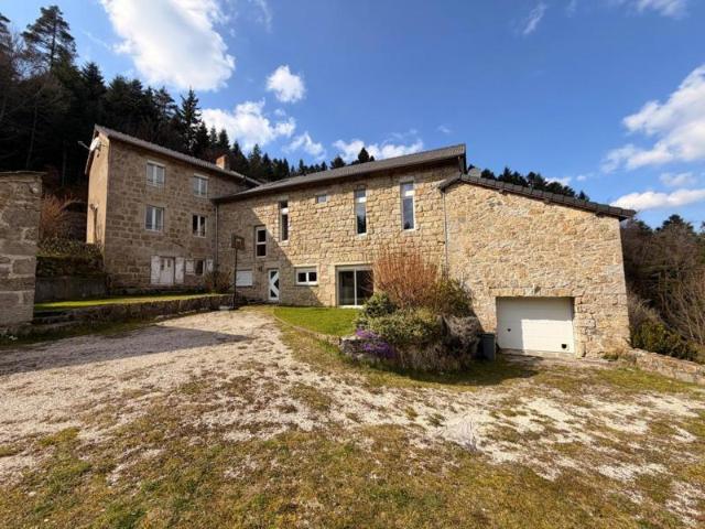 Propriété rénovée avec gîte, vue campagne à proximité du Cha