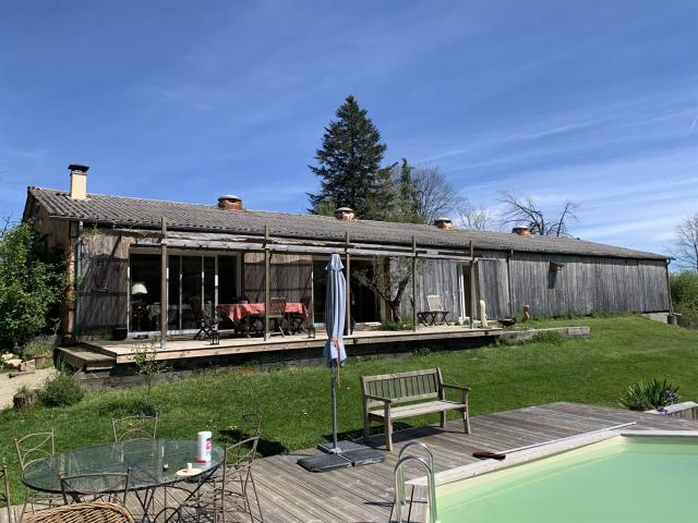 Propriété rénovée avec 2.5ha de terrain et des gîtes à Saint. 106m² Saint Germain les Belles