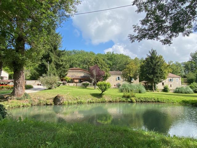 Propriété rurale avec 3 maisons, atelier dans 15 ha de nature