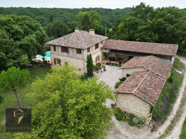 PROPRIÉTÉ T7 298 M2 DEPENDANCES PISCINE 35 HA