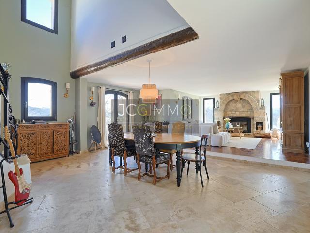 Propriété T7 de 232m2 hab avec double garage, dépendance, piscine et 2 352m2 de terrain