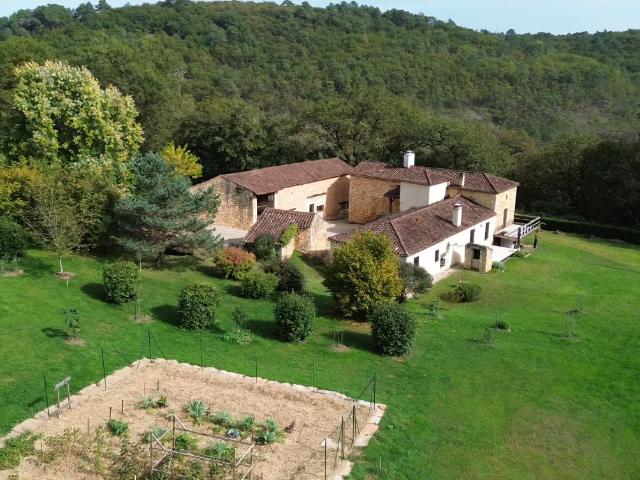 Propriété très privée avec dépendances sur plus de 8ha. 135m² Fumel