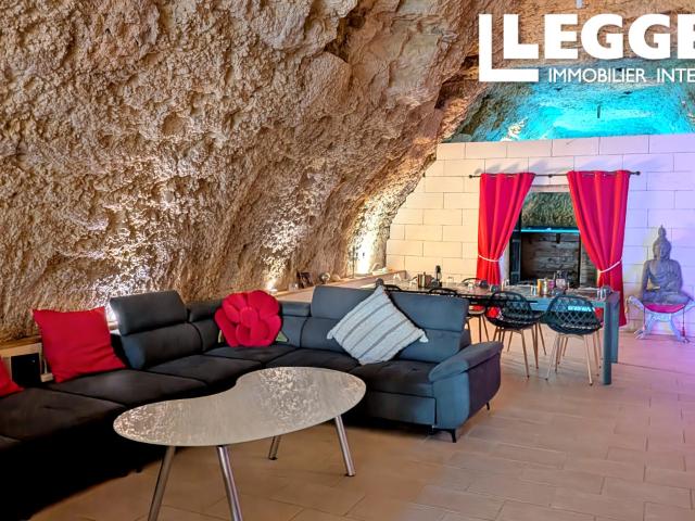 Propriété troglodytique avec chambres d'hôtes, meublé de tourisme et piscine intérieure à Amboise