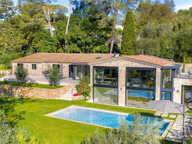 Propriété unique avec piscine et spa, dans un environnement. 300m² Valbonne
