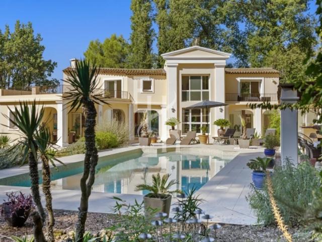 Propriété unique à Mougins — un havre de paix familial avec forêt, pool house et vie de village