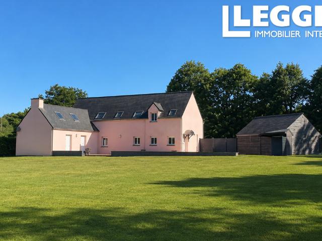 Propriété unique de 5 chambres et 3 salles de bains, piscine chauffée, double garage et 6 400 m² de terrain