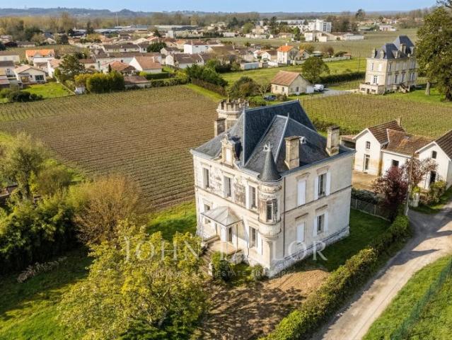 Propriété viticole rare à Pomerol – Château de caractère et vignoble