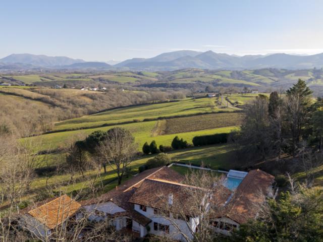 PROPRIETE VUE SUR LES MONTAGNES AVEC PISCINE ET TENNIS