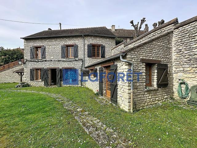 Propriétés atypiques: 2 maisons avec cave voutée sur terrai. 148m² Jumeauville