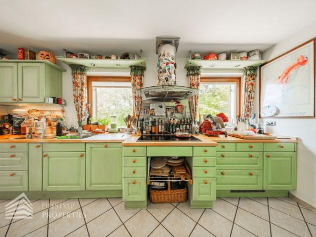 Prachtvolle Villa mit Pool und Garten mit Blick auf den Wörthersee und die mächtigen Karawanken