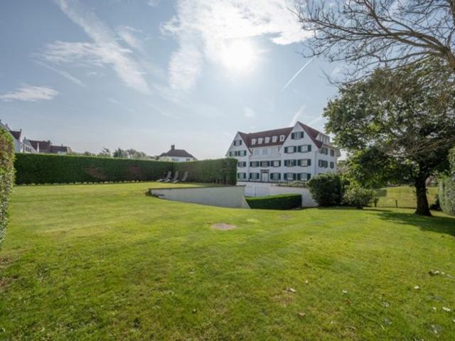 Prachtig tuinappartement met zonnige tuin in een villa re.