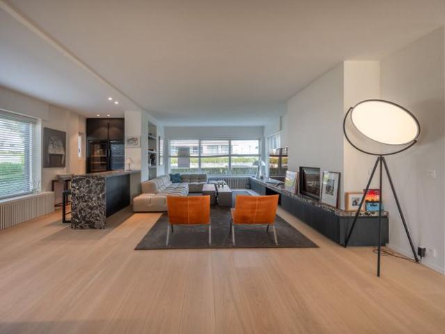 Prachtig tuinappartement met zonnige tuin in een villa re.