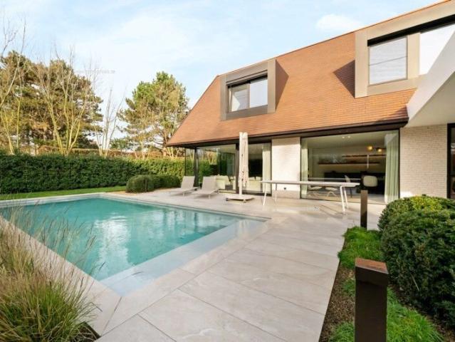 Prachtig vernieuwde koppelvilla rustig gelegen tussen Knokke centrum en Het Zoute met een perfecte Zuid West oriëntatie