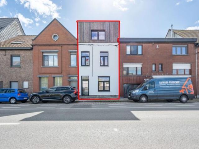 Prachtig, volledig gerenoveerde woning met leuke aangeleg.