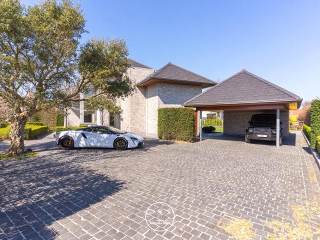 Prachtig afgewerkte villa met zwembad in centrum Merelbeke