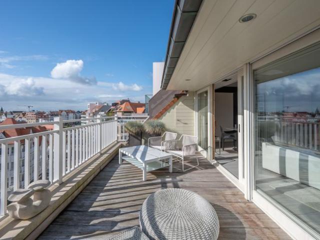 Prachtig appartement in hartje Zoute met gevelbreedte van.