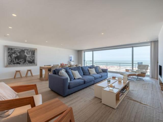 Prachtig appartement op de zeedijk in het Zoute met een g.