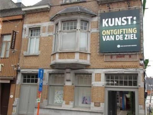 Prachtig en uniek pand met groot bijgebouw en galerij in het centrum met bruikbare oppervlakte 994m². Woon werk combinatie, 5 sl