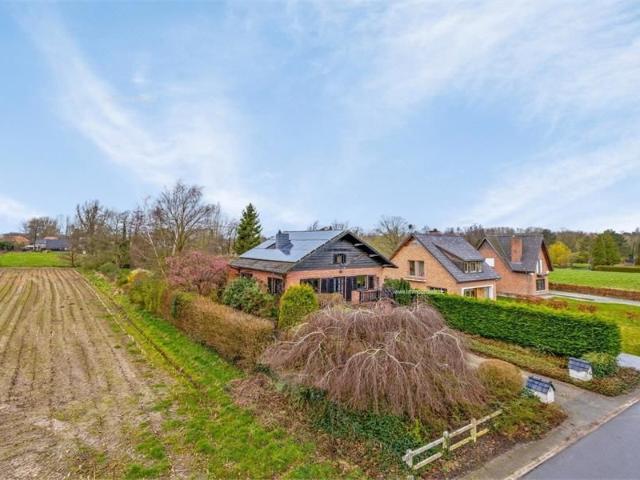 Prachtig gelegen OBB in landelijke omgeving met veel potentieel. DOE EEN BOD!
