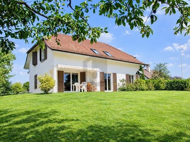 PRÄCHTIG, GERÄUMIG UND HELL MIT GROSSEM GARTEN