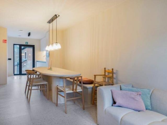 PRACHTIG GERENOVEERD 4 SLAAPKAMERAPPARTEMENT TE HUUR OP JAA