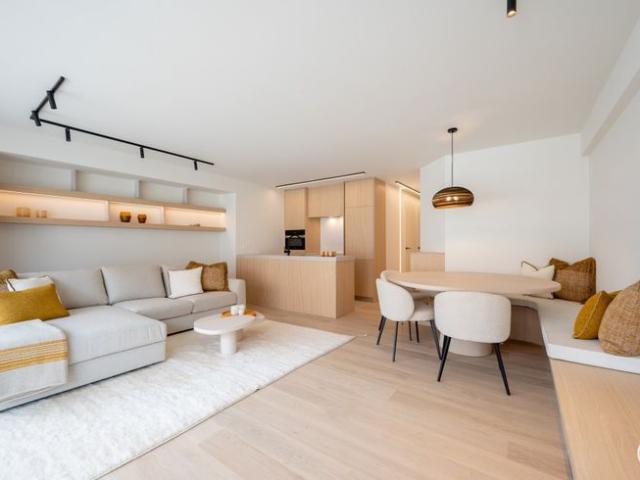 Prachtig gerenoveerd 3 slaapkamerappartement centraal geleg