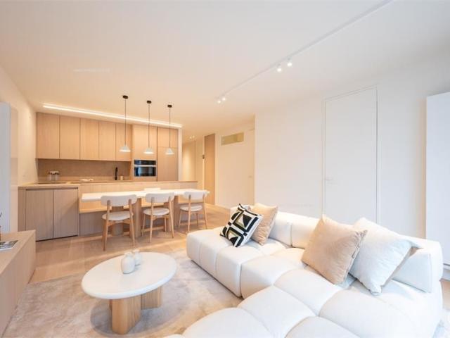 Prachtig gerenoveerd 3 slaapkamerappartement met aangenaam zonneterras gelegen vlakbij de Lippenslaan te Knokke