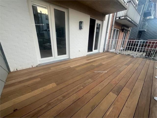 Prachtig gerenoveerd appartement gelegen in de Piers de raveschootlaan met een prachtig open zicht over de villas. Kleinschallig