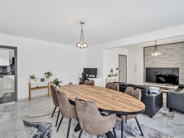 Prachtig gerenoveerd appartement met groot terras en garage