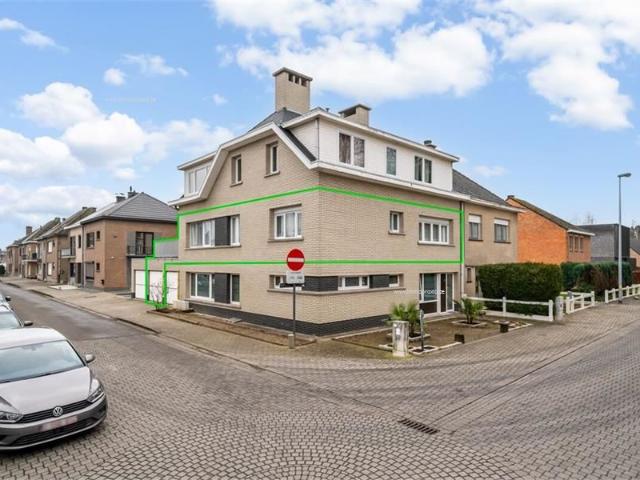 Prachtig gerenoveerd appartement met groot terras en garage