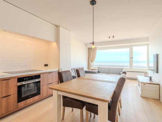 Prachtig gerenoveerd appartement met frontaal zeezicht