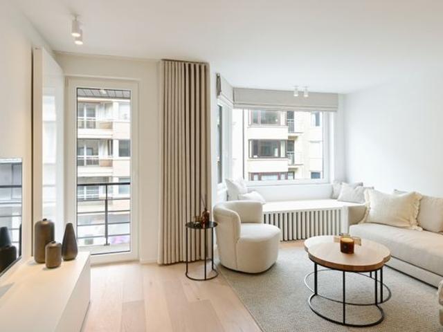 Prachtig gerenoveerd drie slaapkamer appartement op enkel.
