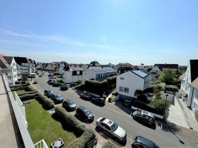 Prachtig gerenoveerd en hoekappartement in Duinbergen …