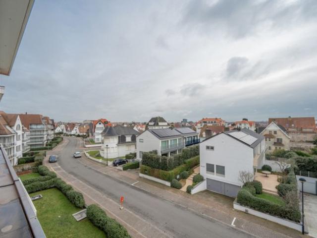 Prachtig gerenoveerd hoekappartement met open zicht