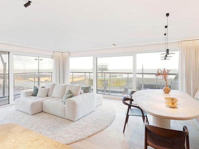 Prachtig gerenoveerd hoekappartement met zeezicht